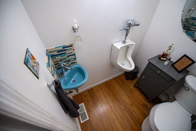 Building Photo - Short Term Rental Family Home