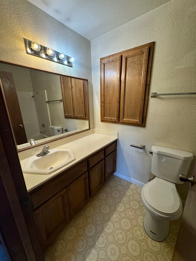 Building Photo - Beautifully spacious 3 bedroom 2 bath home...