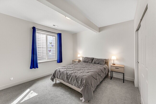 Building Photo - $4,795.00, 5 bed, 3.5 bath located in Denver.