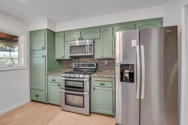 Building Photo - 5368 Calatrana Dr
