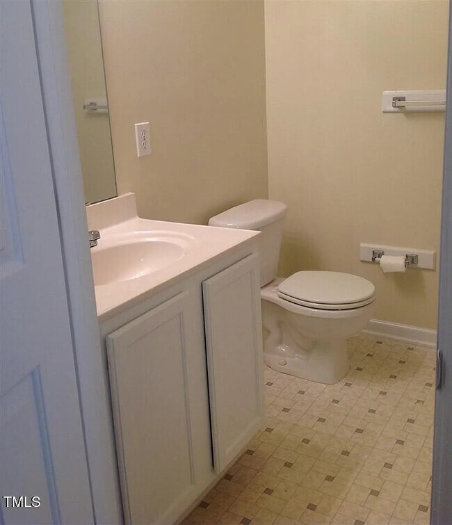 Building Photo - Room in Condo on University Woods Rd