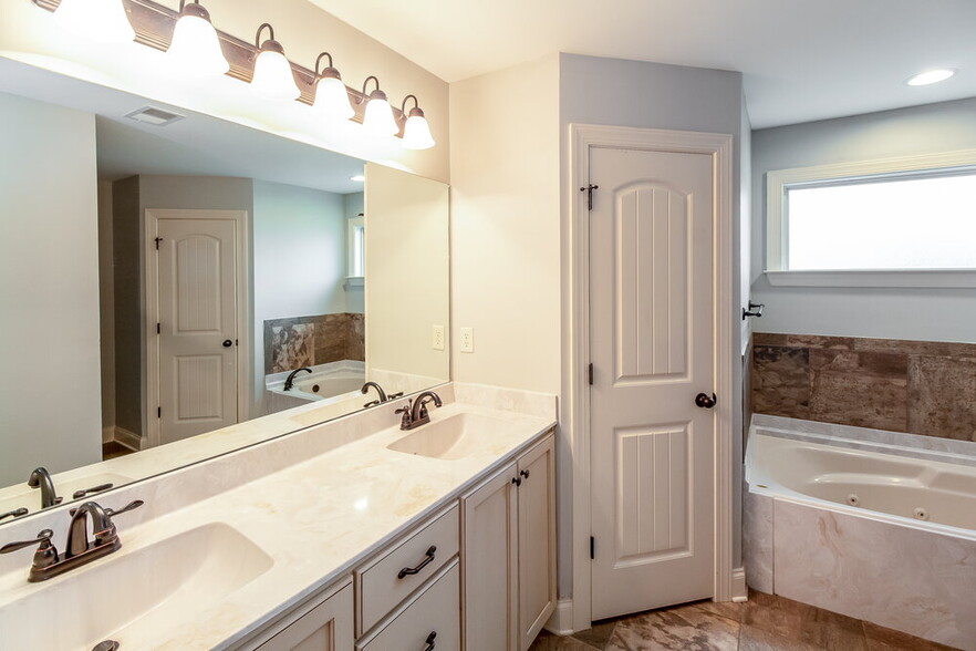 Building Photo - 3145 Pinetree Loop N
