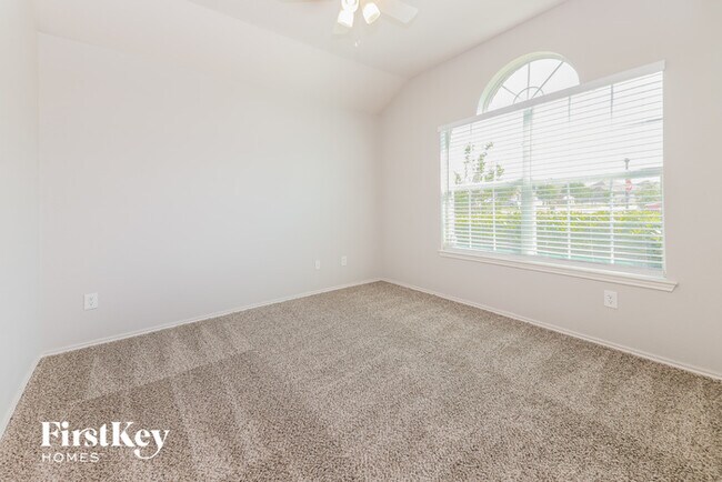 Building Photo - 2064 Fairview Dr