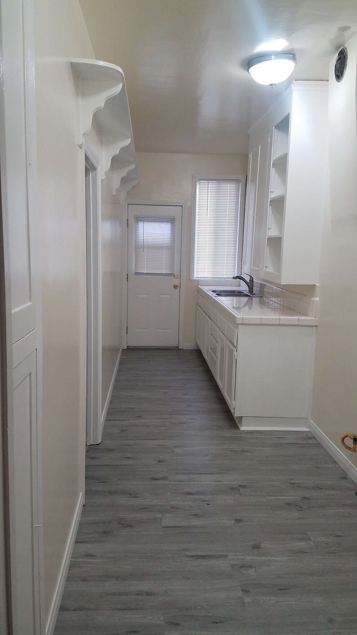 Kitchen - 3915 E Mayfield St