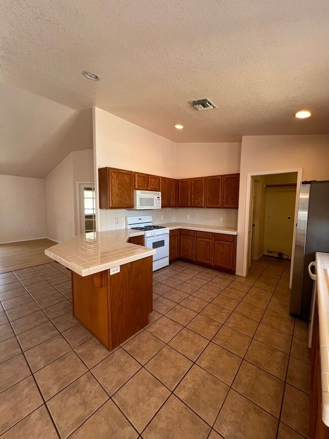 Building Photo - 3 BEDROOM HOME IN THE FOOTHILLS WITH A SPA!
