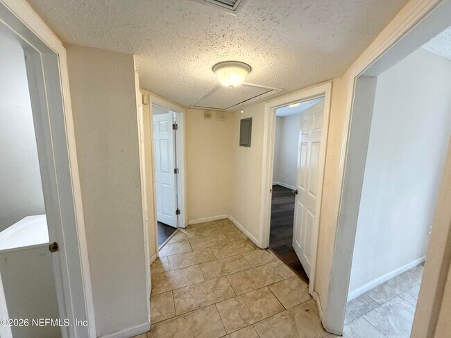 Building Photo - 2052 Navaho Ave