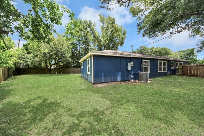 Building Photo - 710 Canary Cir