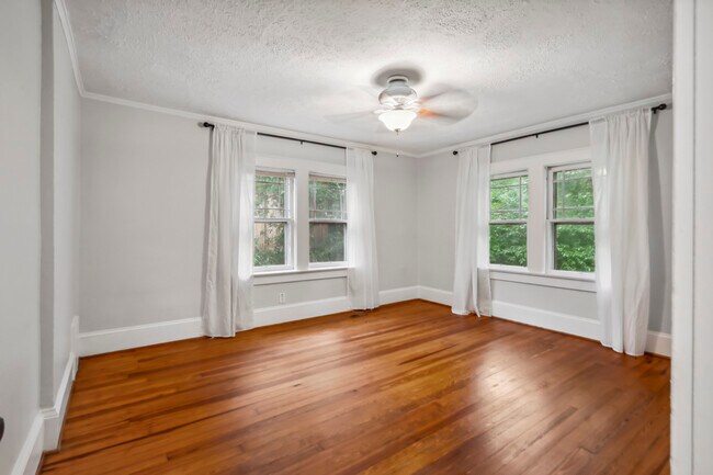Large second bedroom - 1858 Lyle Ave