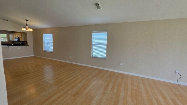 Building Photo - 4900 NE 123rd Ln