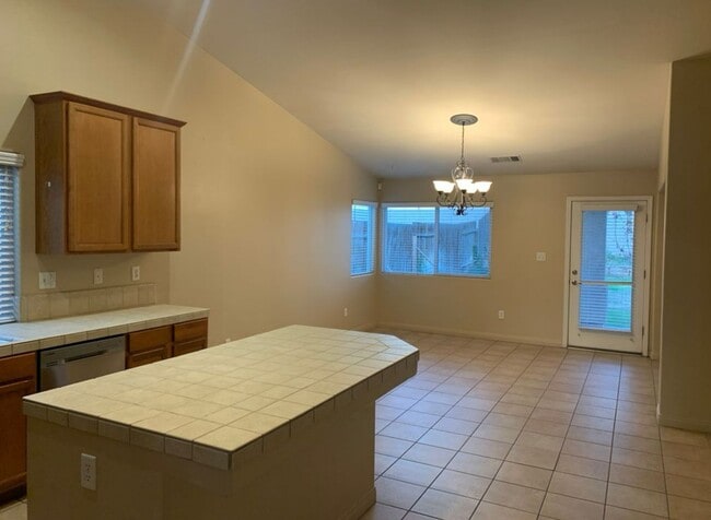Building Photo - Beautiful and spacious 3 bedroom!