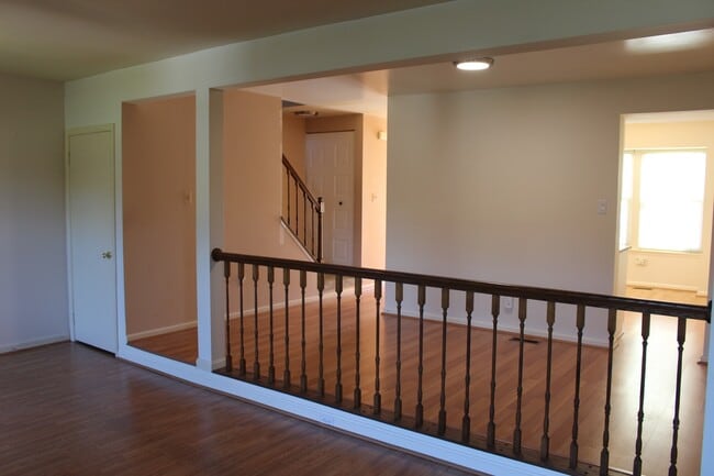 Building Photo - 3 Level  3 + 3.5 Ba w/2 BRAND NEW BATHROOMS & UPDATED KITCHEN -