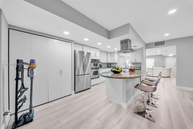 Building Photo - 707 NE 27th Ave