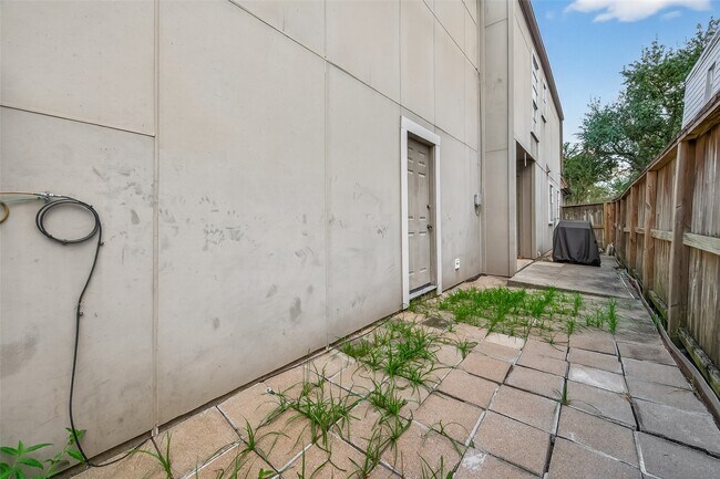 Building Photo - 4404 Basswood Ln