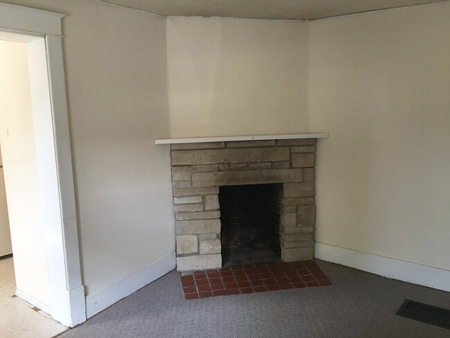 Building Photo - 1 Bedroom Apartment Downtown - Parking & ALL UTILITIES INCLUDED!