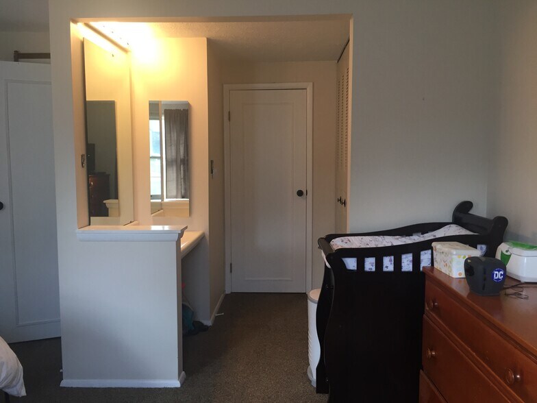 Master bedroom - 6206 Patrick Henry Dr