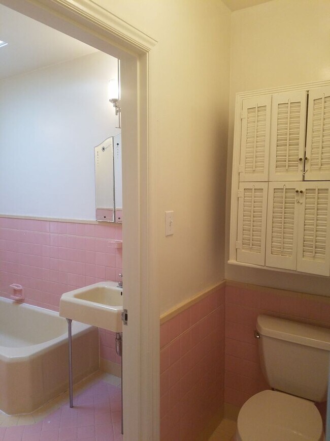Building Photo - 3 Bedroom / 2 Bath House in West Portal!