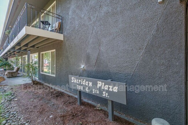 Building Photo - 205 SE 6th Ave