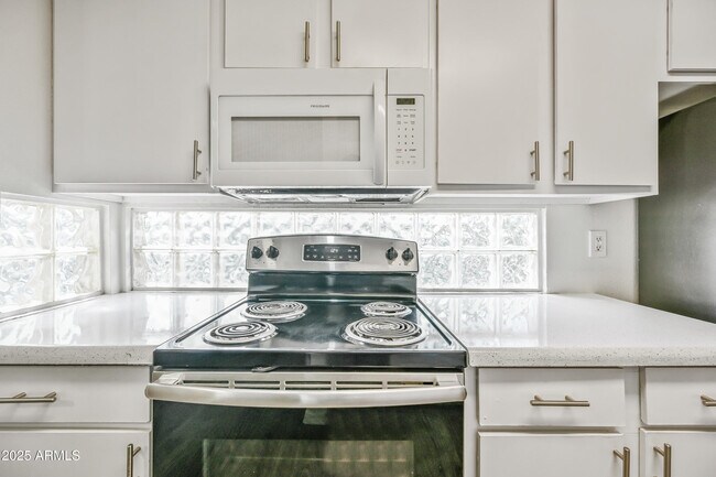 Building Photo - 3065 N 67th Ave