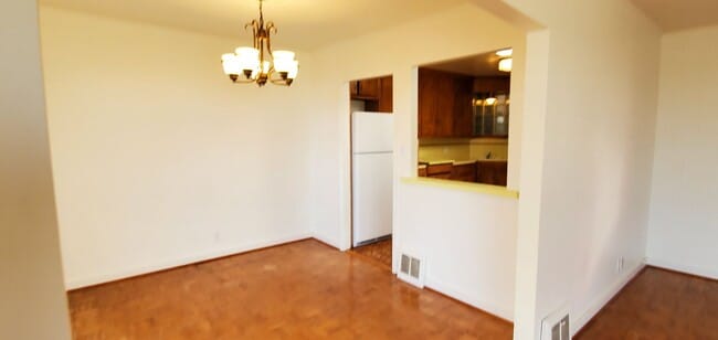 Building Photo - Beautifully Renovated Vintage  2 bedroom 2...