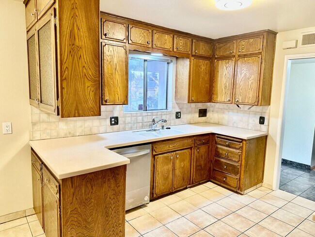 Building Photo - Spacious North Fresno 4/3 with Pool