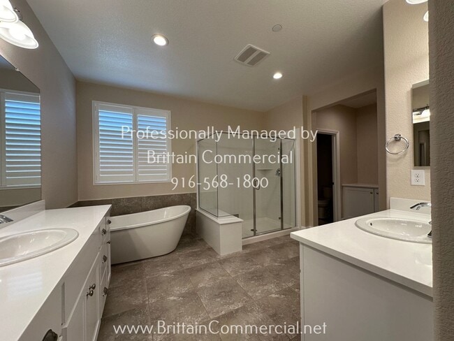 Building Photo - Stunning All Single Story 3 Bedroom, 2.5 B...