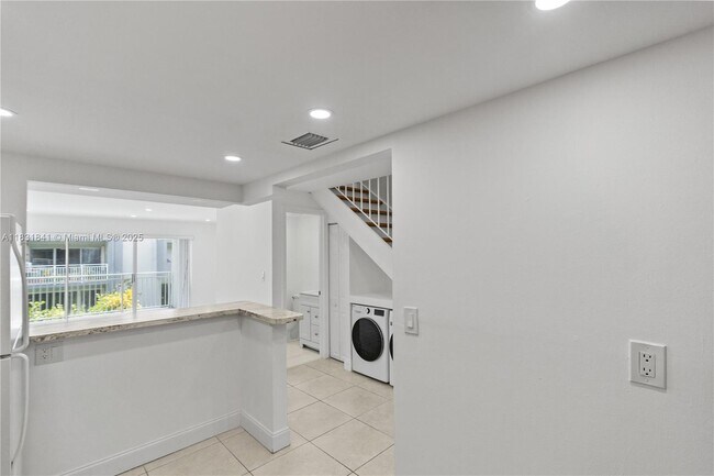 Building Photo - 9373 Fontainebleau Blvd