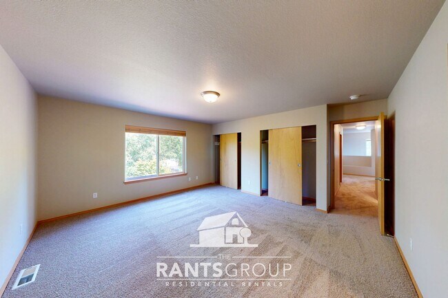 Building Photo - Fantastic Neighborhood! Easy Commute to JB...