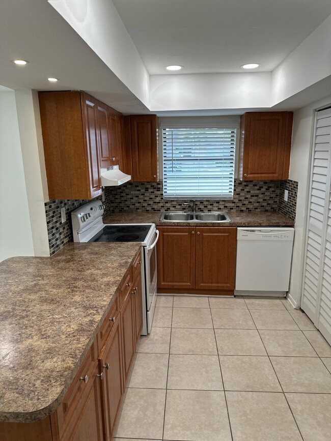 Building Photo - 1253 White Pine Dr