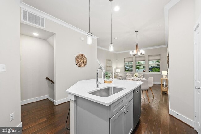 Building Photo - 1334 S Quinn St