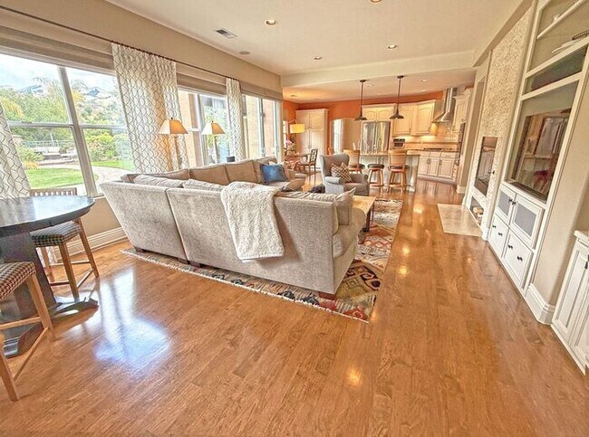 Building Photo - 5881 Capilano Dr