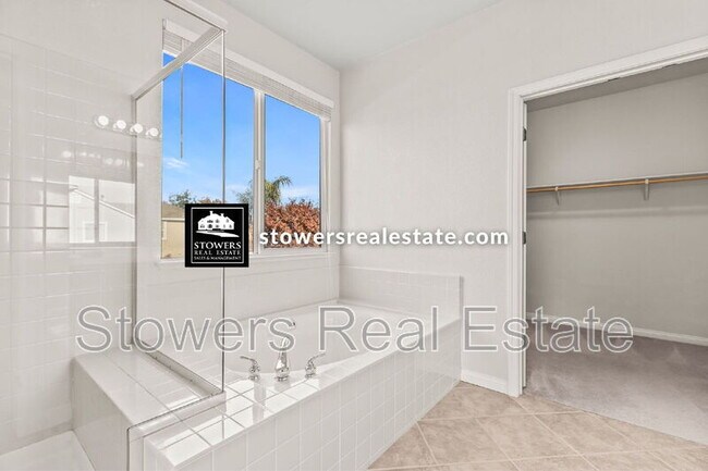 Building Photo - 1570 Eastlake Cir