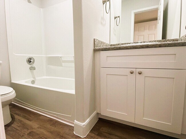 Building Photo - 711 S Houston Ave