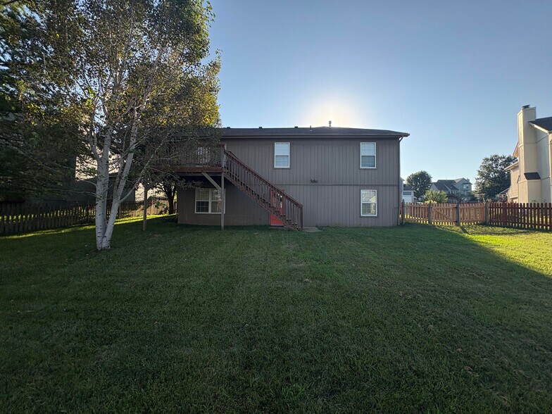 Building Photo - 5325 NE Sunshine Dr