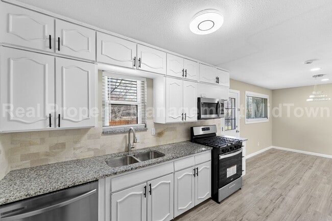 Building Photo - 2801 Plaza St