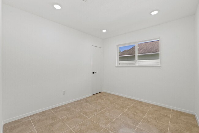 Building Photo - 9930 Valley Lake Dr