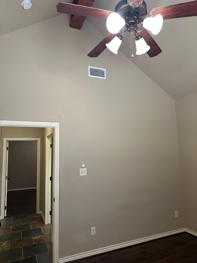 Building Photo - College Station - 3 bedroom 2 bath- 2 car garage - fenced in back yard home in Castlegate