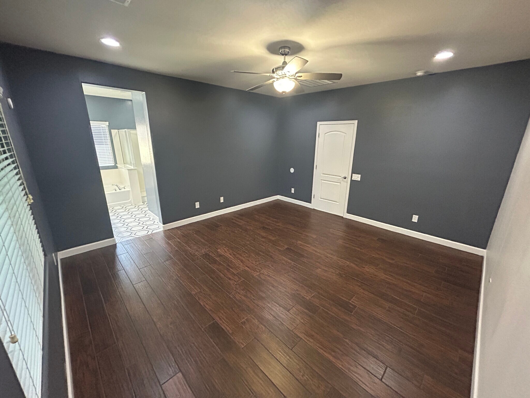 Building Photo - 10765 W Avenida del Rey