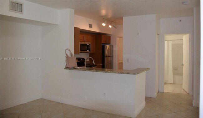 Building Photo - 2586 Centergate Dr