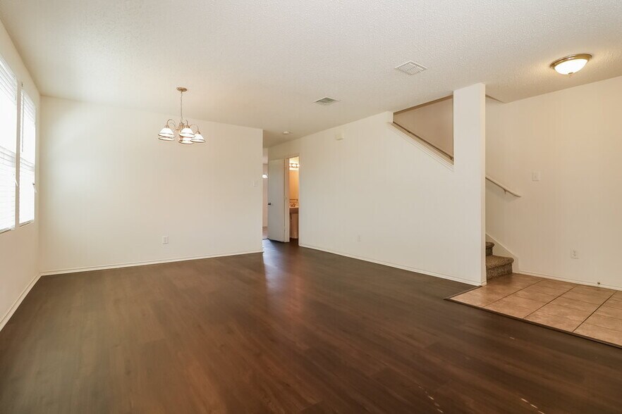 Building Photo - 607 Almandora Dr