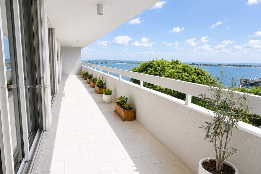 Building Photo - 1627 Brickell Ave