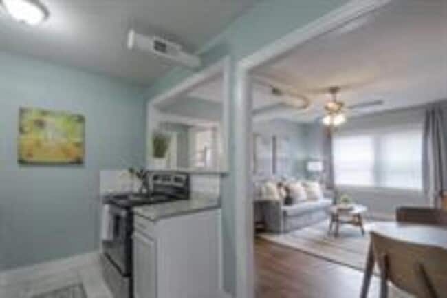 Building Photo - 722 W 37th St