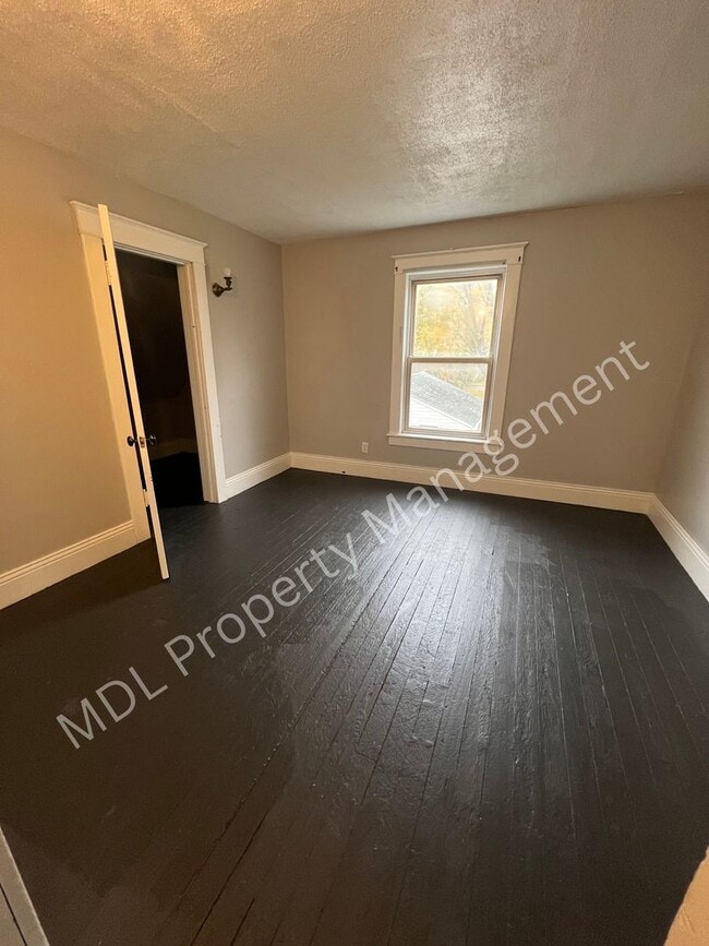 Building Photo - Spacious 5-Bedroom Home- This won't last l...