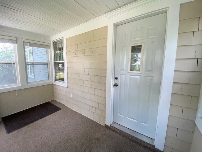 Building Photo - 4 Bedroom Near NDSU!!