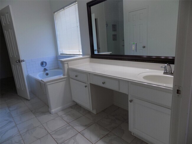 Building Photo - 1918 Appleton Dr