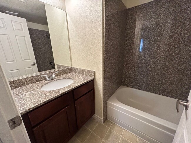 Building Photo - BEAUTIFUL 2 BEDROOM 2 BATHROOM SINGLE STOR...