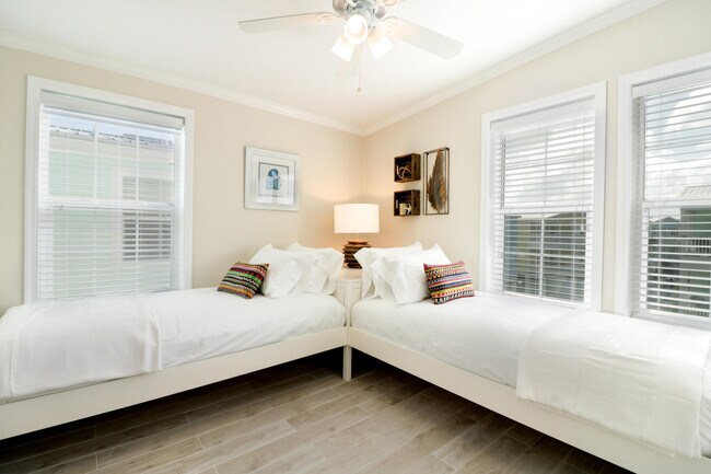 Building Photo - 28517 Channel View Dr