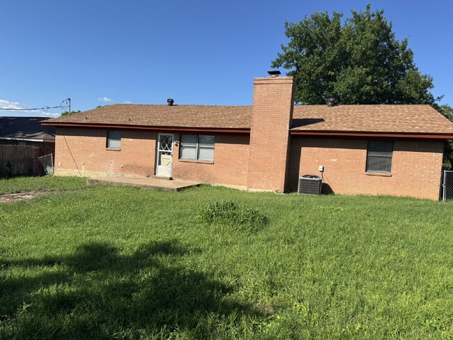 Building Photo - Lovely 3 bedroom 2 bath in desirable neighborhood