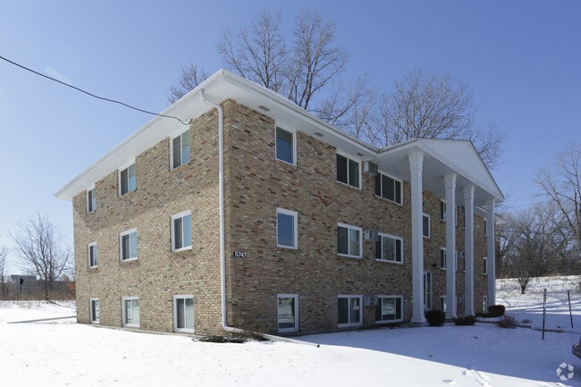 Colonial Apartments - Golden Valley, MN | Apartment Finder