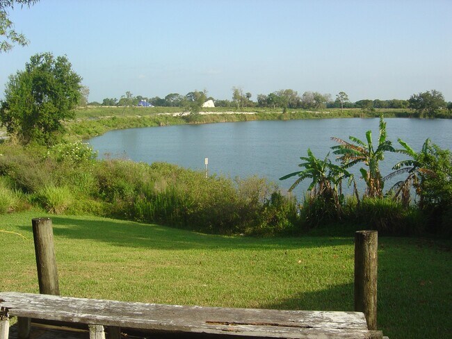 Building Photo - 227 Lake Rachard Blvd