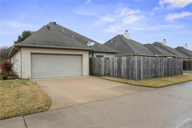 Building Photo - 200 Karten Ln